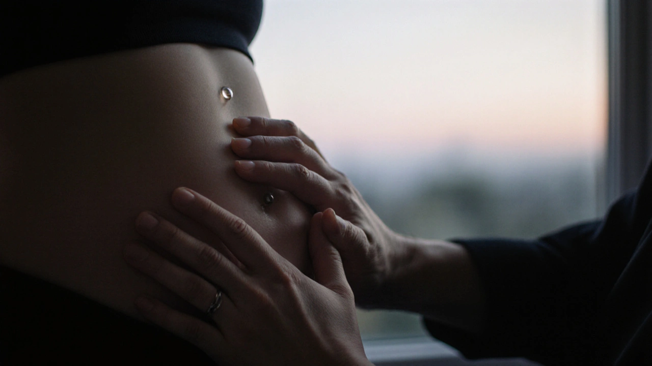 Ruka matky jemně masíruje břicho, ruka partnera ji podporuje.